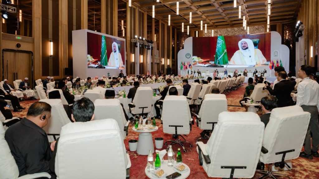 وزير الشؤون الإسلامية يفتتح المؤتمر الدولي الرابع لدول آسيان (خير أمة) في مملكة كمبوديا