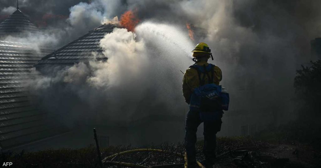 حريق غابات سريع الانتشار يلتهم منازل في جنوب كاليفورنيا